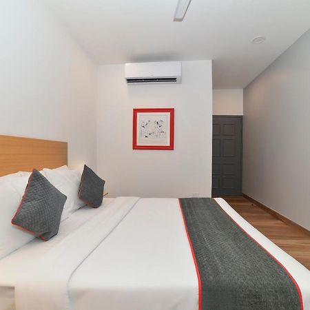 Vaccinated Staff- Oyo Townhouse 384 Nk Hotels Dispur Dış mekan fotoğraf