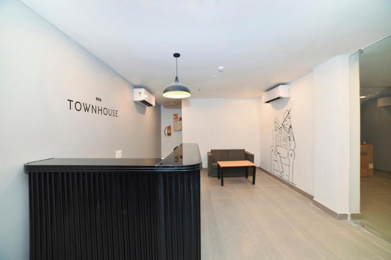 Vaccinated Staff- Oyo Townhouse 384 Nk Hotels Dispur Dış mekan fotoğraf